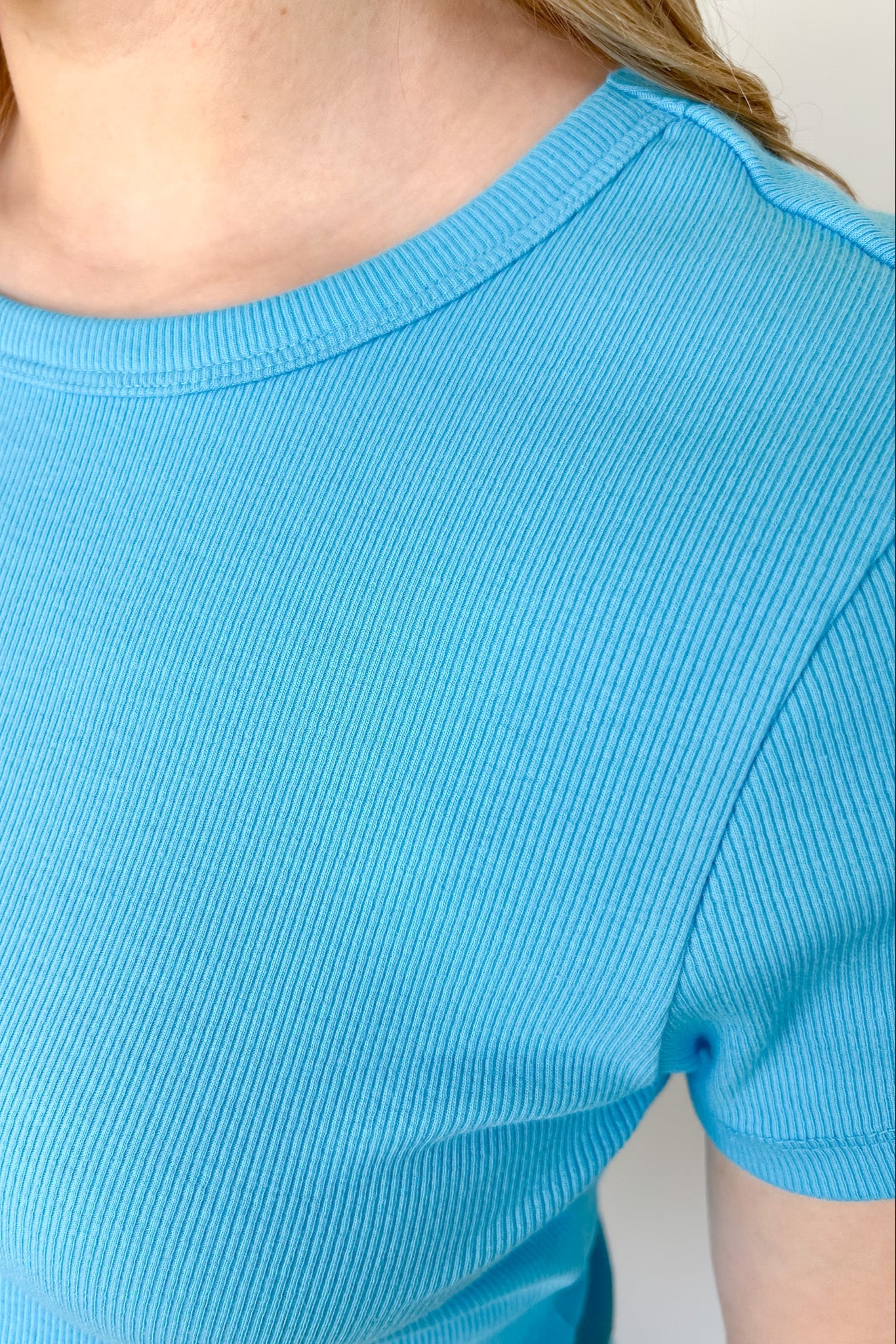 Round neckline short sleeve tee. Ribbed fitted material.