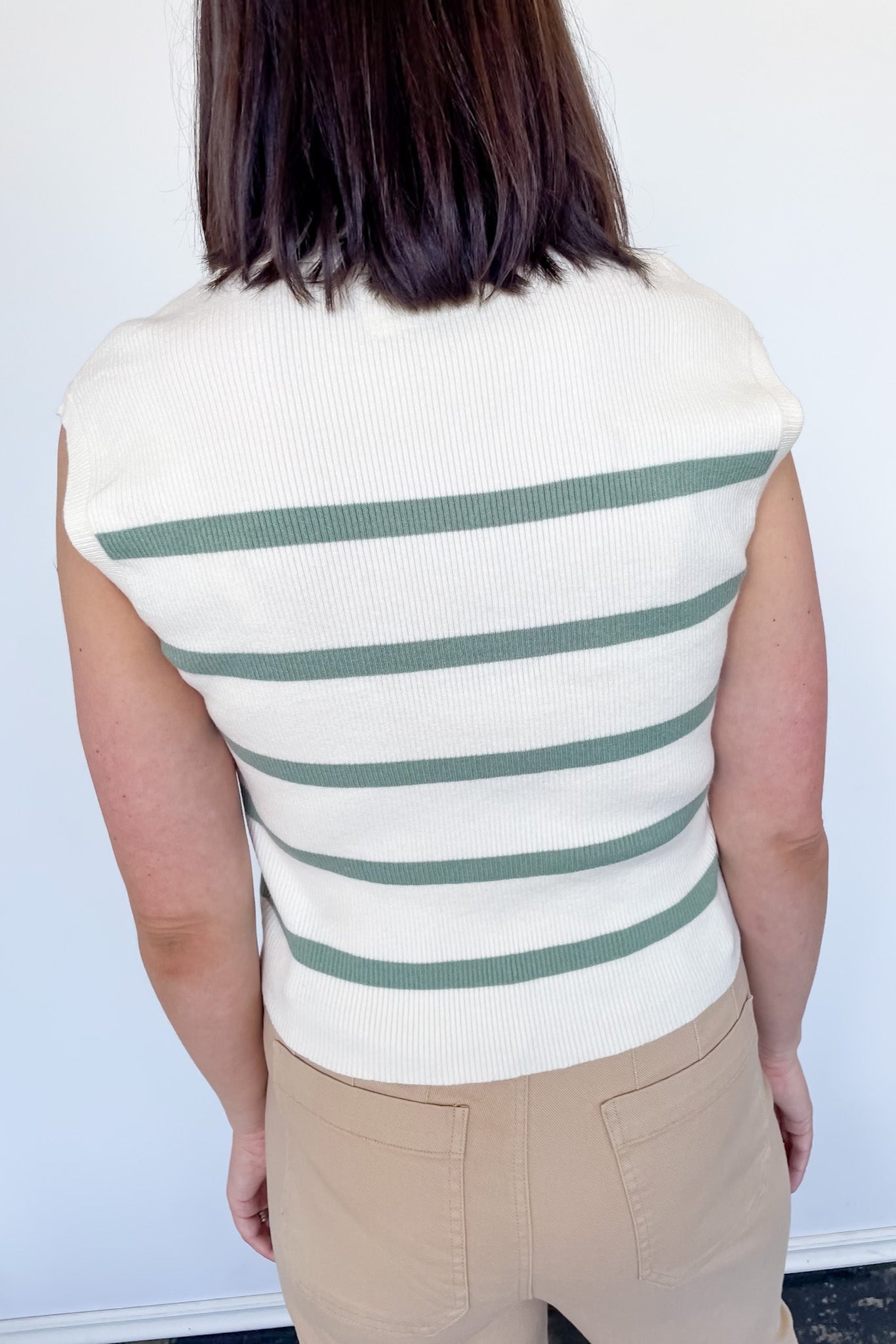 Sweater tank with collar and small v neckline. Cream with olive horizontal stripes. Regular fit. 